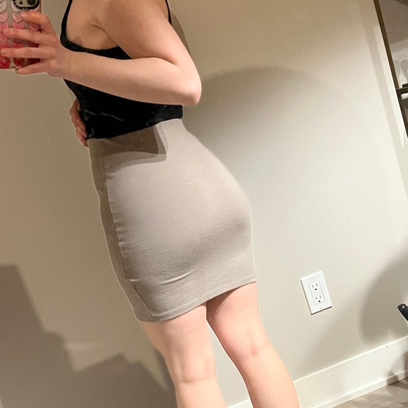 3/25$ 💓 Talula Aritzia Primrose Mini Skirt - Picture 3 of 5